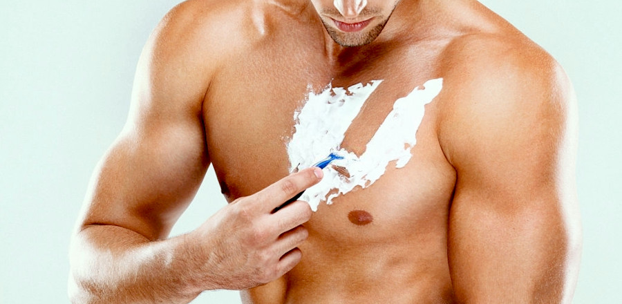 Cómo afeitarse el pecho sin irritación